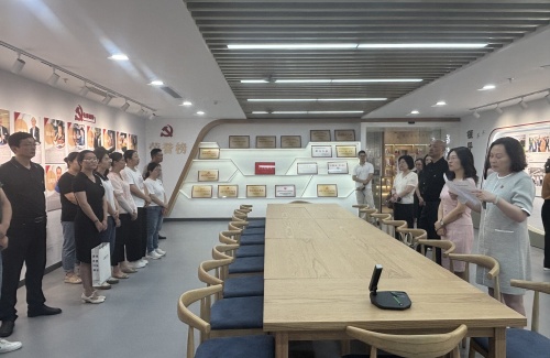 宣读表彰决定.jpg